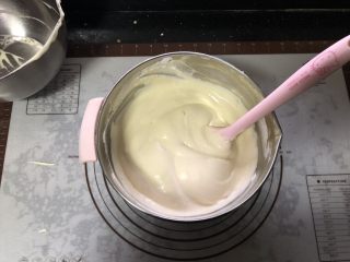 12、橙香戚风蛋糕,继续翻拌均匀。