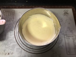 10、橙香戚风蛋糕,翻拌均匀。