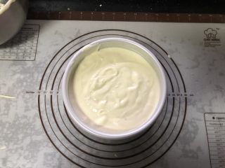 13、橙香戚风蛋糕,将蛋糕糊倒入戚风模具中，轻轻震出气泡。