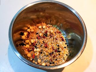 6、传统腊八粥,把浸泡好的杂粮放入煮锅