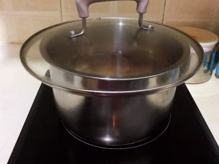 9、传统腊八粥,盖上锅盖，大火烧开后小火煮30分钟