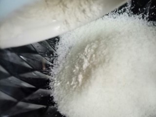 1、蛋白椰丝球,将低粉加入1椰丝中