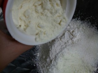 2、蛋白椰丝球,然后放入奶粉