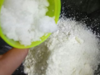 3、蛋白椰丝球,接着是糖粉