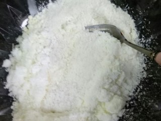 4、蛋白椰丝球,然后用叉子搅拌均匀