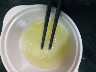 5、蛋白椰丝球,蛋清用筷子稍稍打散