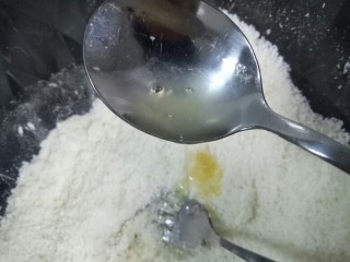 6、蛋白椰丝球,然后用勺子少量多次的加入蛋清（这步主要是怕鸡蛋的大小会有影响）