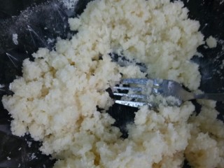 7、蛋白椰丝球,搅拌至如图状