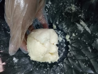 8、蛋白椰丝球,然后揉成面团，不用过度揉，抱成团就可以了