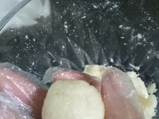 9、蛋白椰丝球,然后揪一个小面团，搓成小圆球