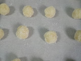 11、蛋白椰丝球,然后放入烤盘中