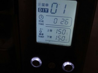 12、蛋白椰丝球,然后烤箱预热至150度，然后放入烤箱烤25分钟就可以了，