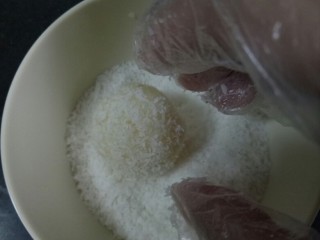 10、蛋白椰丝球,然后放入2椰丝中滚一圈，裹上椰丝