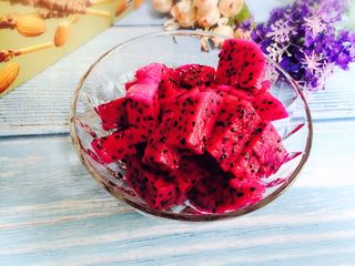 4、火龙果酸奶杯,将火龙果粒装入沙拉碗内