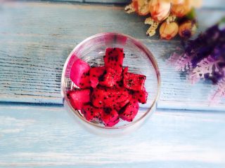 5、火龙果酸奶杯,取一个玻璃杯，将1/3的火龙果粒放入玻璃杯中