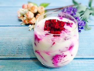 8、火龙果酸奶杯,再倒入一层酸奶，取两三粒火龙果肉放上面