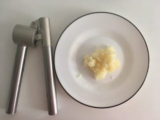 5、清蒸鱼,蒜3大瓣切碎或者压茸（上图是压蒜器压的）