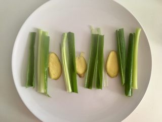 6、清蒸鱼,葱段姜片摆在一个大平盘里