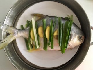 9、清蒸鱼,放入蒸锅，大火烧开后转中小火17-20分钟。