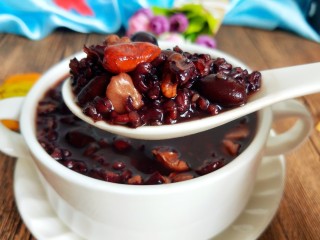 1、养生良方:黑芝麻黑豆核桃粥,美美图片来一张。