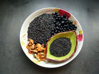 2、养生良方:黑芝麻黑豆核桃粥,准备食材。