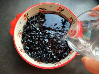 3、养生良方:黑芝麻黑豆核桃粥,黑豆，黑米用清水浸泡两小时。