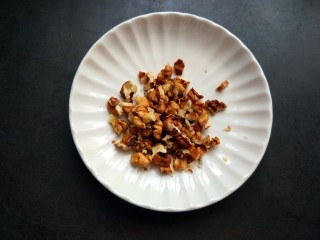 4、养生良方:黑芝麻黑豆核桃粥,核桃掰成小碎块。