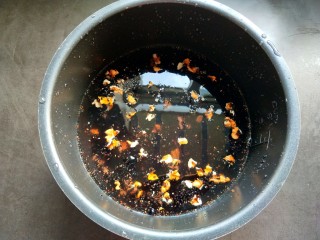 5、养生良方:黑芝麻黑豆核桃粥,食材洗净放入电压力锅中，加适量清水。