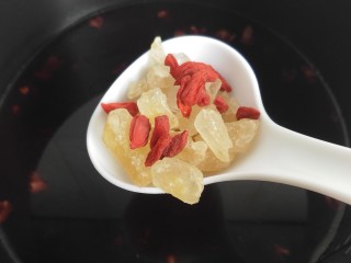 7、养生良方:黑芝麻黑豆核桃粥,40分钟后，粥煮好，加入冰糖，枸杞，并搅拌一下至冰糖融化。