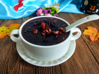 8、养生良方:黑芝麻黑豆核桃粥,甜甜的，黑豆煮的好软烂。