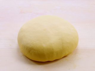 6、【蒸】南瓜千层饼,取出面团,揉出里面的气体。
