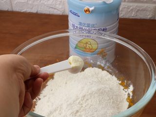 6、南瓜发面饼,加入澳优爱优宝宝奶粉