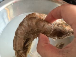 6、鲜虾砂锅粥,去虾线