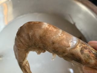 8、鲜虾砂锅粥,放料酒和盐