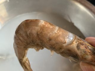 9、鲜虾砂锅粥,腌制片刻