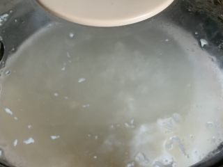 10、鲜虾砂锅粥,煮