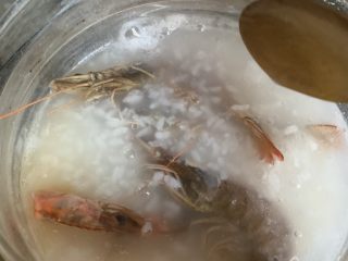 12、鲜虾砂锅粥,放虾