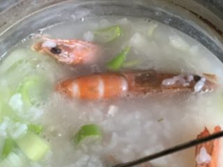 13、鲜虾砂锅粥,放葱花