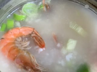 15、鲜虾砂锅粥,放一滴香油