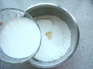 1、樱花和果子,糯米粉,粘米粉,澄粉混合一起过筛入盆中,加入玉米油,牛奶,白糖(可随个人口味适量添加)。