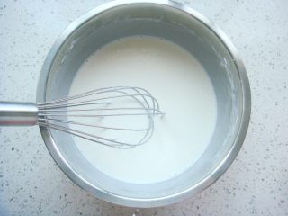 2、樱花和果子,充分搅拌均匀,静置20分钟,这样有利于粉类充分的吸收水份和油份。