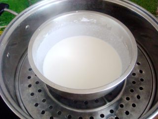 3、樱花和果子,蒸锅加入水,待水开后放入,隔水蒸20分钟。(中间可以拿出来搅拌几下再继续蒸,这样熟的更彻底。)