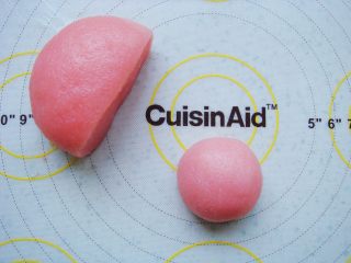 5、樱花和果子,晾至不烫手时,加入少许草莓果味粉趁热揉成光滑的面团。饼皮取40克一个的小剂子(不用涂手粉,完全不沾手的。)