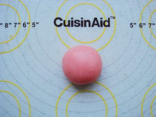 7、樱花和果子,捏紧封口向下放。