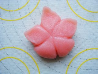 9、樱花和果子,花瓣边缘捏薄边,捏出尖角。