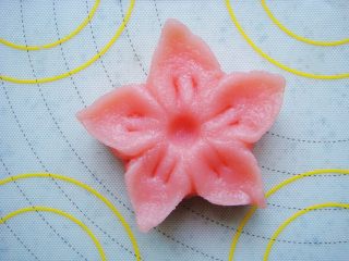 12、樱花和果子,花朵中间用圆头工具压出凹下去的小坑。