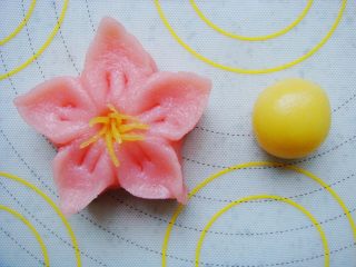 13、樱花和果子,取少许面团加入菠萝果味粉(黄色)覆盖住原色,搓小细条放在中间做花蕊即可。