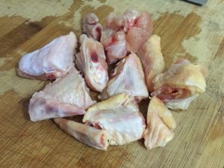 2、虫草花鸡翅粥,把鸡翅斩块