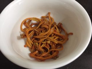 4、虫草花鸡翅粥,虫草花浸泡洗干净备用