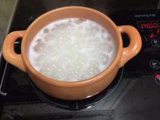 5、虫草花鸡翅粥,大米加水煮开